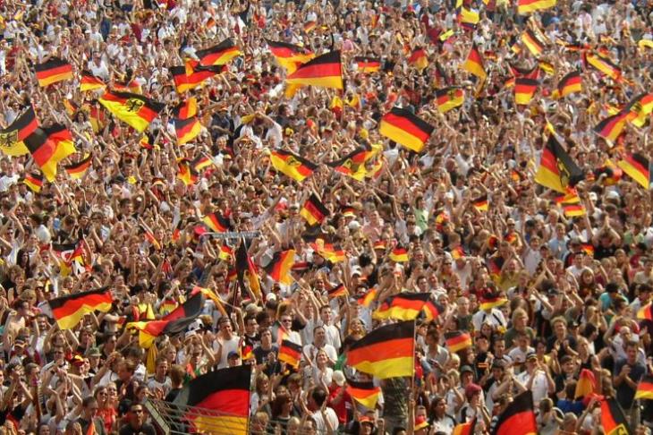 فولكر بوفيير رئيس وزراء ولاية هسن الألمانية يعطي الأمل لحضور الجمهور بالدوري