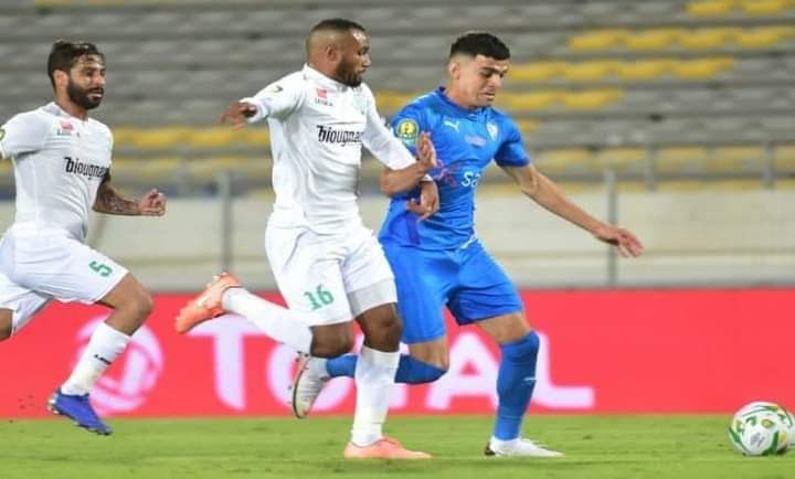 أشرف بنشرقي الكاف تتغنى بالفارس الأبيض الذي أفسد فرحة فريق الرجاء الرياضي المغربي