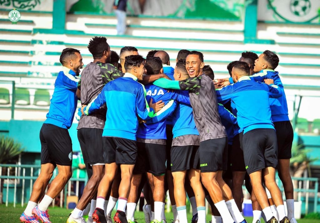 نجم الرجاء الرياضي يفتح باب المغادرة للعب بالوداد الرياضي