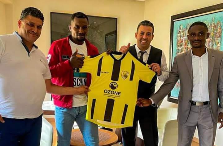 المغرب الفاسي ينجح في التعاقد مع المدافع الدولي الكونغولي نيلسون مونغانغا