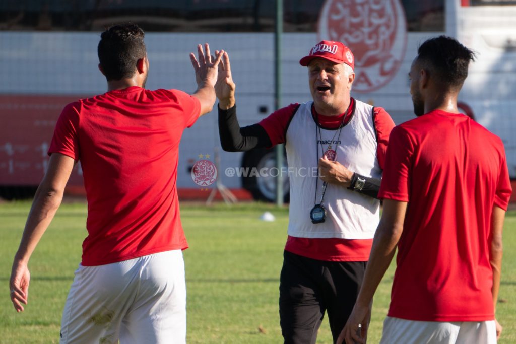 المدرب زوران مانولوفيتش يخطفا مهاجم الكونغو من الوداد الرياضي المغربي