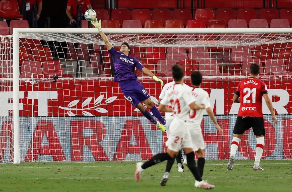 الدولي المغربي ياسين بونو حارس مرمى نادي إشبيلية الإسباني يدخل تاريخ الفريق