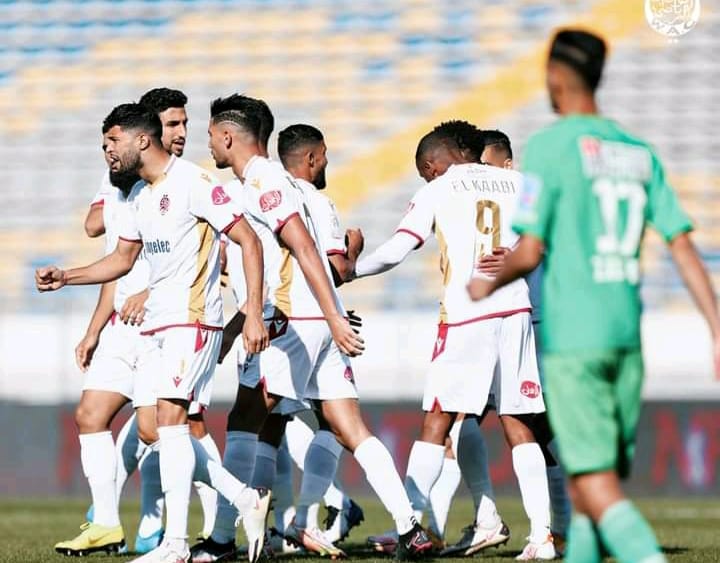 الديربي البيضاوي مدافع الوداد الرياضي يتسبب في جدل كبير بالرجاء الرياضي بعد الديربي