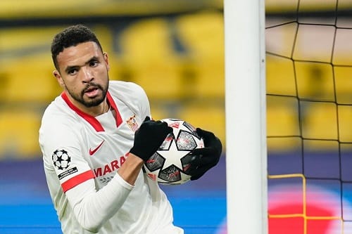 النجم المغربي يوسف النصيري مهاجم إشبيلية الإسباني يهاجم الحكم التركي