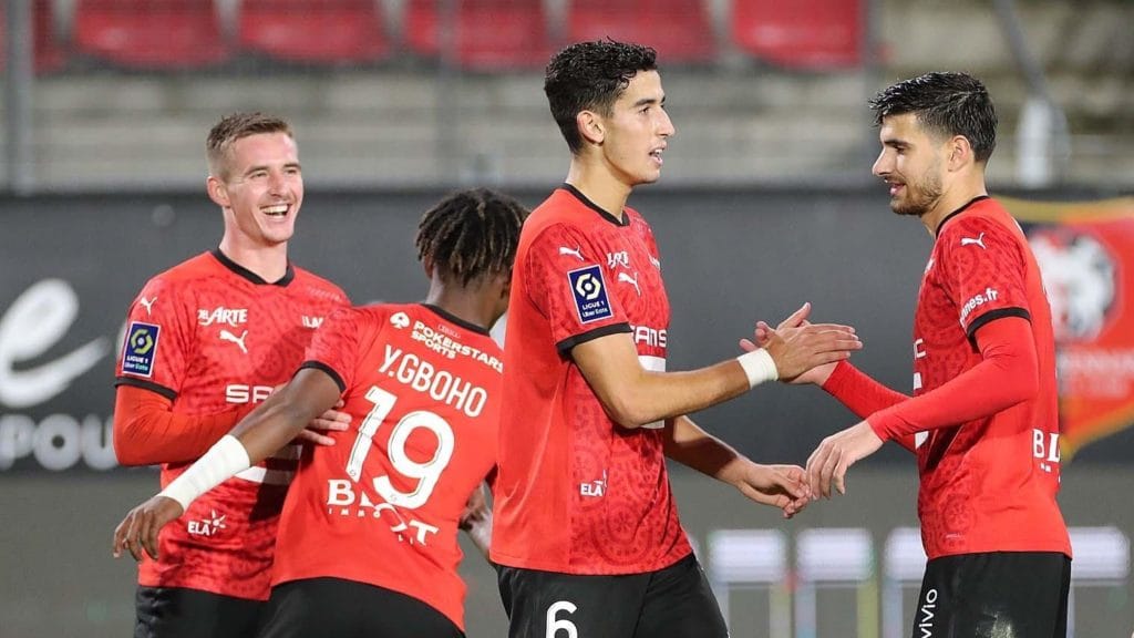 الدولي المغربي نايف أكرد مدافع ستاد رين الفرنسي إلى الدوري الإنجليزي