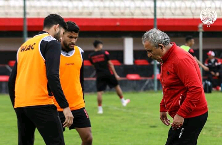 ردة فعل غير متوقعة من مدرب الوداد الرياضي فوزي البنزرتي تجاه لاعبي الفريق الأحمر