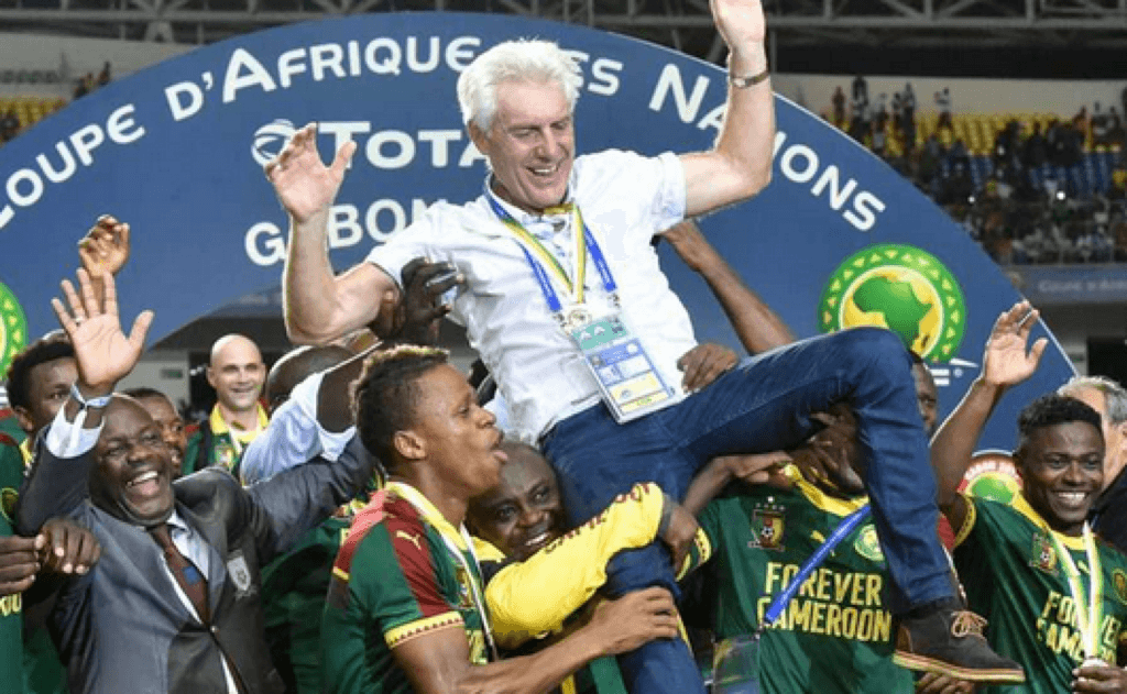 المدرب البلجيكي هوغو بروس يحسم في تدريب نادي الرجاء الرياضي المغربي