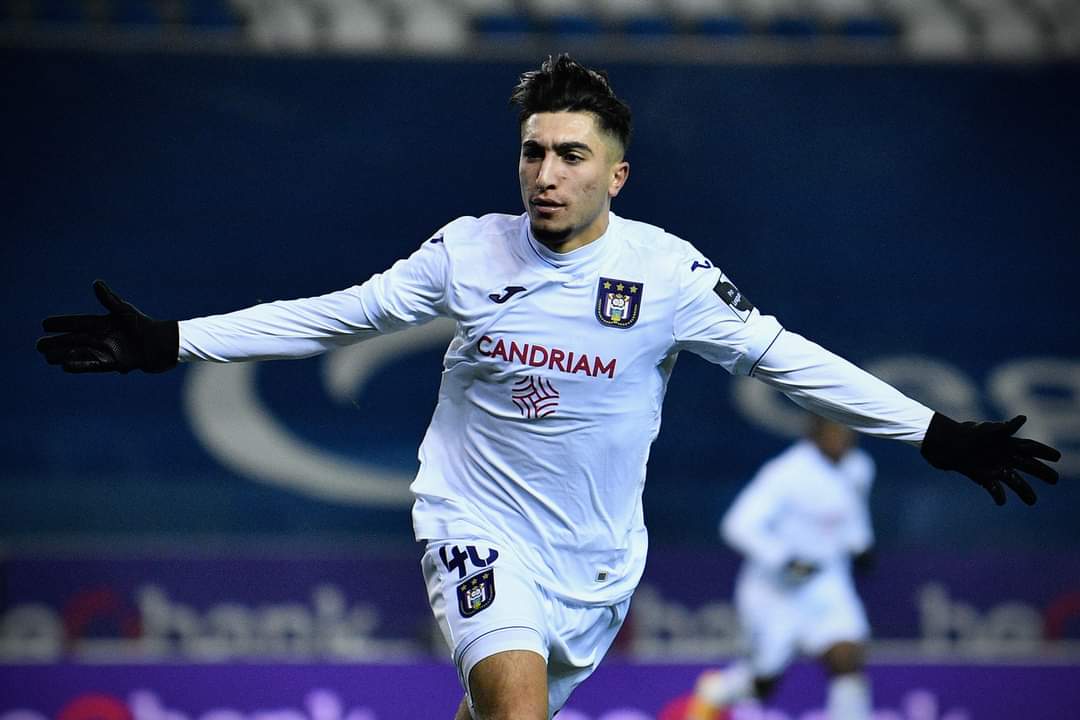 بالانضمام للمنتخب الوطني. مهاجم نادي أندرلخت البلجيكي تحت ضغوطات الانضمام للمنتخب الوطني.