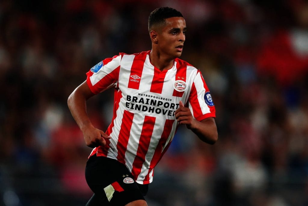 اللاعب المغربي محمد إيحاتارن نجم إيندهوفن الهولندي يتراجع عن قراره