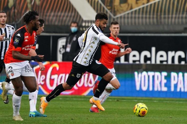 الدولي المغربي ومهاجم أنجي الفرنسي سفيان بوفال يجري عملية جراحية تغيبه حتى نهاية الموسم الحالي