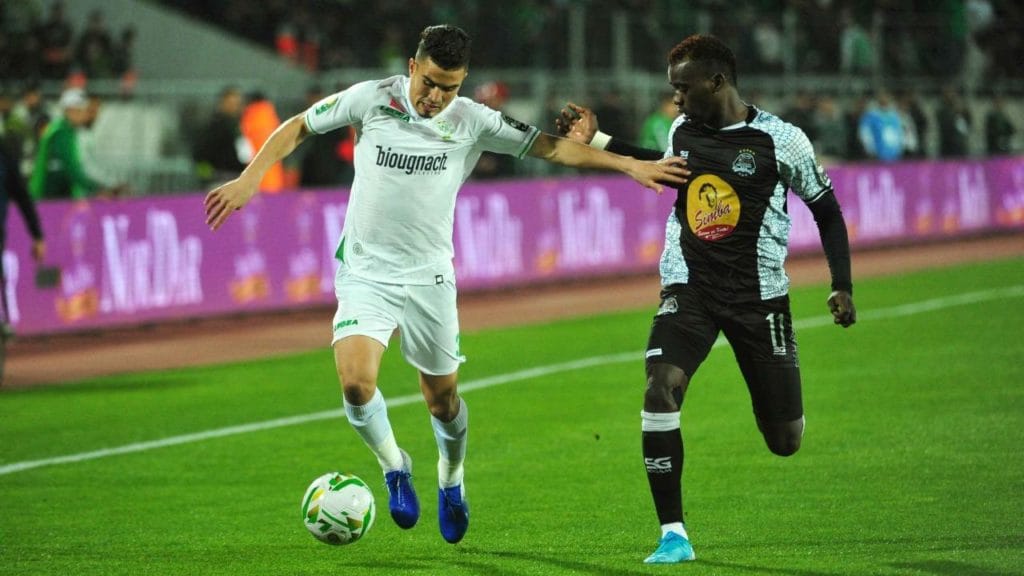 بعد واقعة الوداد..الكاف يورط فريق الرجاء الرياضي في ورطة كبيرة قد تقصيه