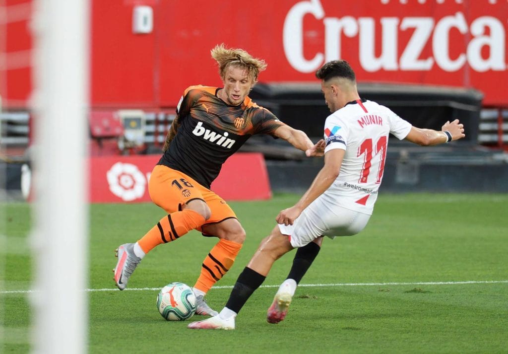 الدولي المغربي منير الحدادي مهاجم نادي إشبيلية يغادرة النادي الأندلسي