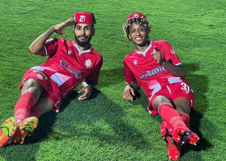 ساهم هاجم الزمالك المصري محمد أوناجم، المعار لنادي الوداد الرياضي المغربي، في تتويج الفريق الأحمر بلقب الدوري المغربي للمرة 21 في تاريخه، بعدما فاز على مضيفه مولودية وجدة (2-0)، أمس الأربعاء، ضمن منافسات المرحلة 27 من المسابقة. محمد أوناجم يرمي الكرة في ملعب سعيد الناصيري والجماهير تبقيه في الوداد