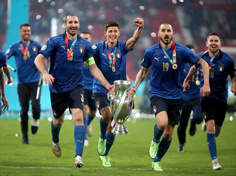 منتخب إيطاليا يتقدم خطوة كبيرة في تصنيف الاتحاد الدولي لكرة القدم “فيفا” بعدما توج بلقب “يورو 2020”