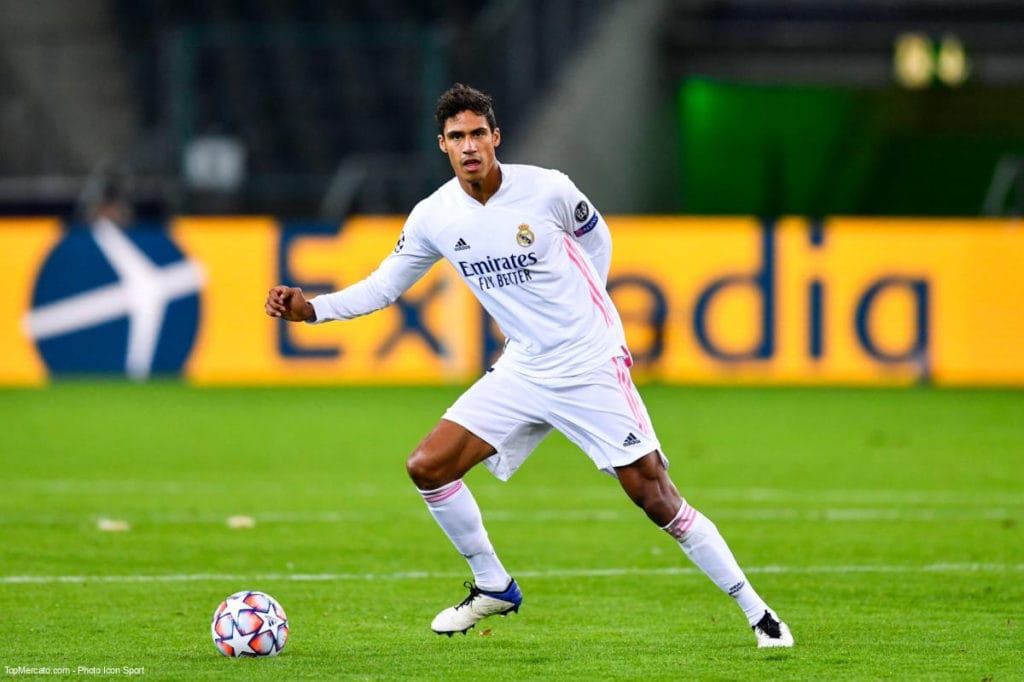 إدارة ريال مدريد تمنح الضوء الأخضر لرافاييل فاران من أجل التفاوض مع مانشستر يونايتد