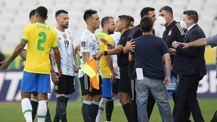 الاتحاد الدولي لكرة القدم يفتح تحقيقًا في قرار إلغاء مباراة البرازيل والأرجنتين