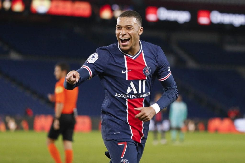 كيليان مبابي مهاجم باريس سان جيرمان الفرنسي يزف أنباء سارة لناديه قبل مواجهة كليرمون