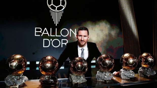 ليونيل ميسي نجم باريس سان جيرمان الحالي وبرشلونة السابق يتوج بجائزة الكرة الذهبية لأفضل لاعب في العالم 2021