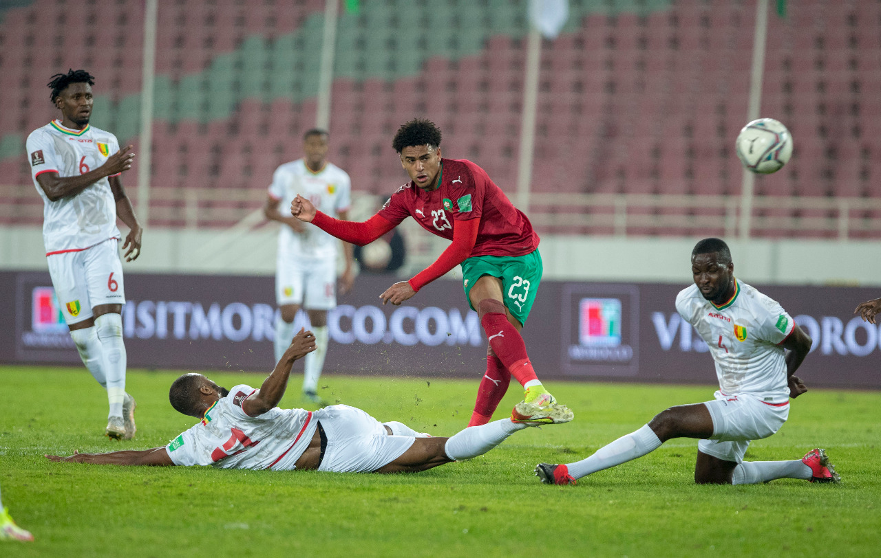 اللاعب الدولي المغربي ريان مايي يقترب من مجاورة الحارس ياسين بونو في فريق واحد