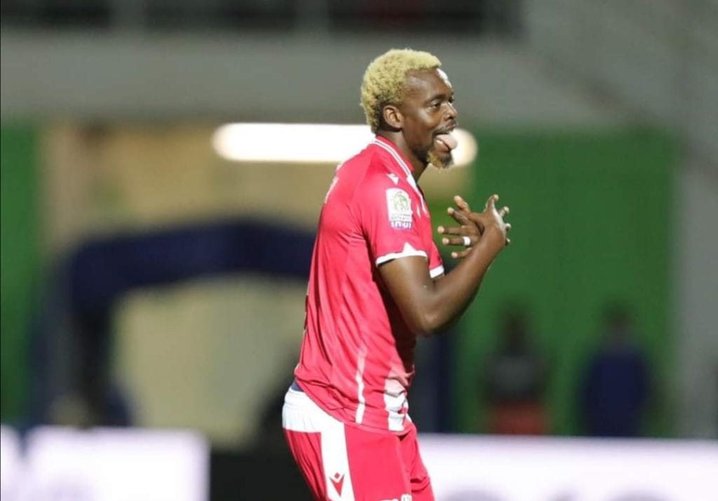 رحيل الدولي الكونغولي غاي مبينزا يثير مخاوف أنصار الوداد الرياضي المغربي