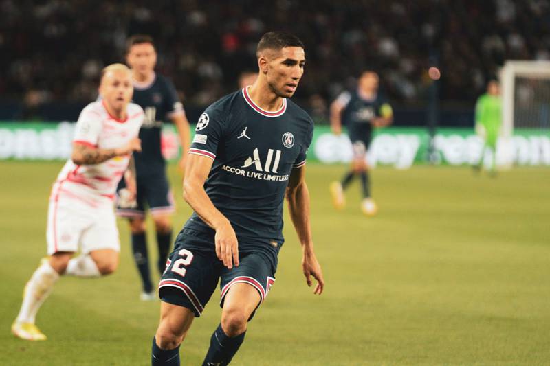 أشرف حكيمي المغربي أشرف حكيمي يتفوق على أبرز لاعبي العالم و يحصل على جائزة أفضل ظهير أيمن في عام 2021