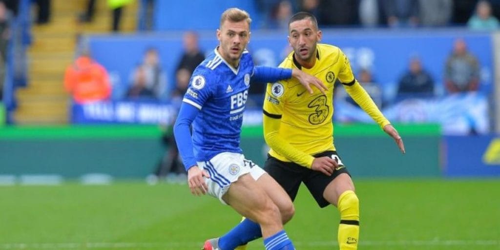 الدولي المغربي حكيم زياش لاعب نادي تشيلسي الإنجليزي يورط توماس توخيل