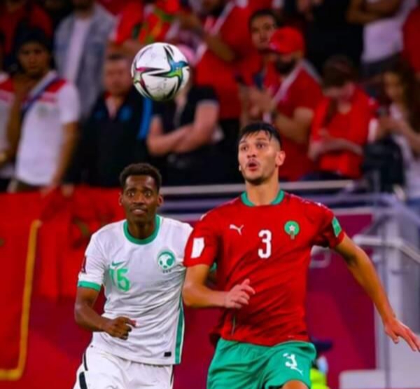 أشرف داري يقود دفاع المنتخب الوطني المغربي في معركة الربع أمام الجزائر