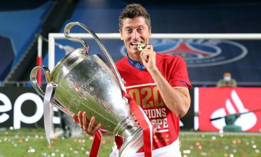 البولندي روبرت ليفاندوفسكي هداف بايرن ميونخ يفوز بجائزة أفضل لاعب في العالم 2021