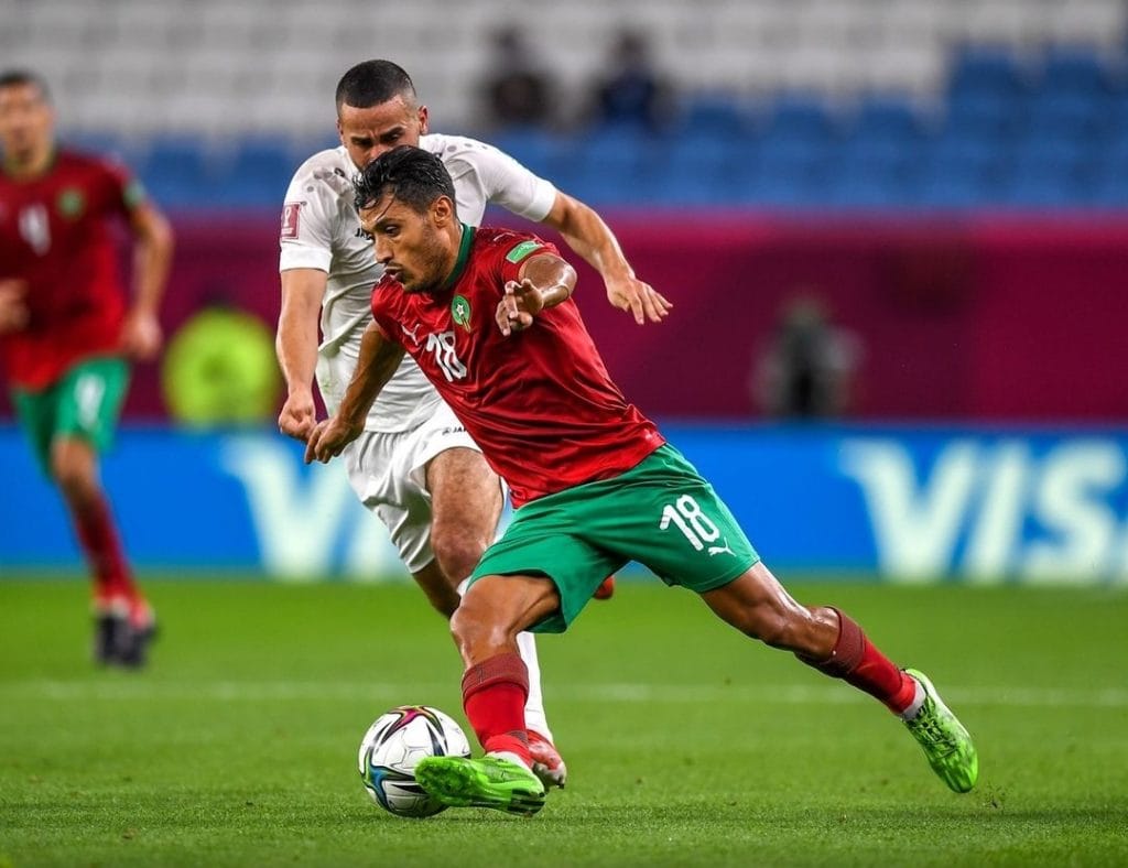 رحيل عبد الإله الحافيظي نجم الرجاء والمنتخب المغربي صوب الهلال السعودي يثير قلق جماهير النادي البيضاوي