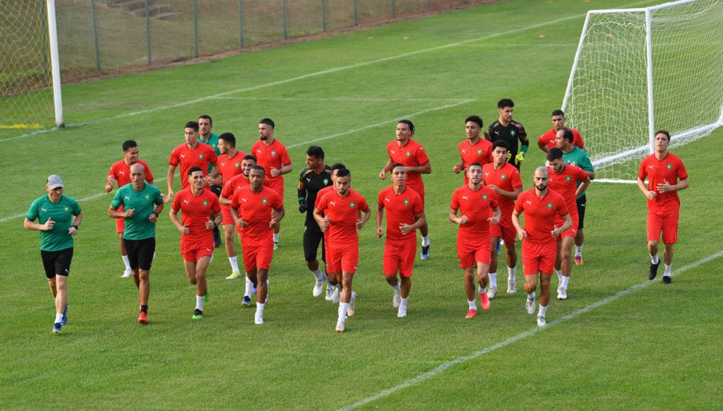 البوسني وحيد خاليلوزيتش مدرب المنتخب المغربي لكرة القدم يعلق على أرضية ملعب “أحمد أهيدجو”