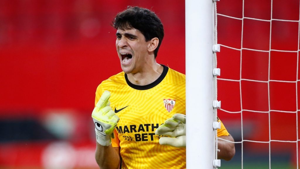 المغربي ياسين بونو يوجه نصيحة للحراس بعد تألقه الأوروبي مع إشبيلية الإسباني