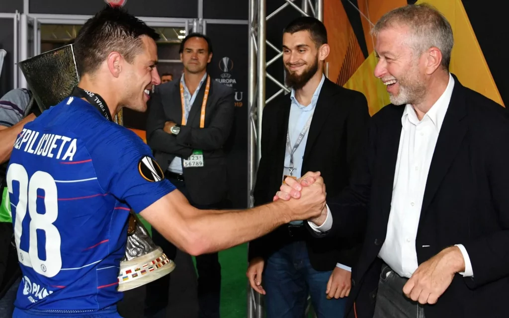 رومان أبراموفيتش يغادر نادي تشيلسي الإنجليزي