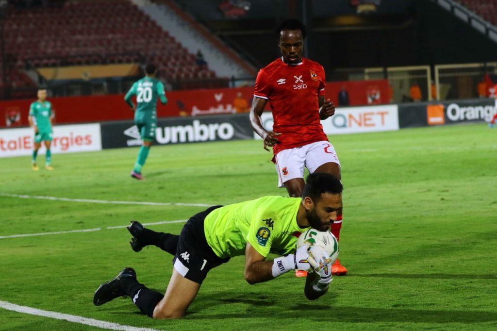 الدولي المغربي منير المحمدي ينصف الحارس الزنيتي حارس الرجاء الرياضي