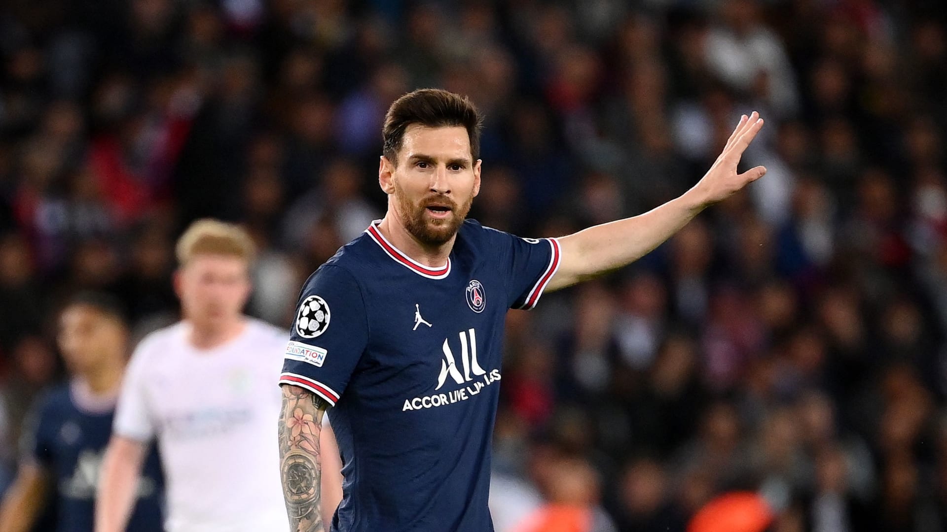 الأرجنتيني الأرجنتيني ليونيل ميسي نجم باريس سان جيرمان يطلب من ناديه التعاقد مع أحد لاعبي لاتسيو