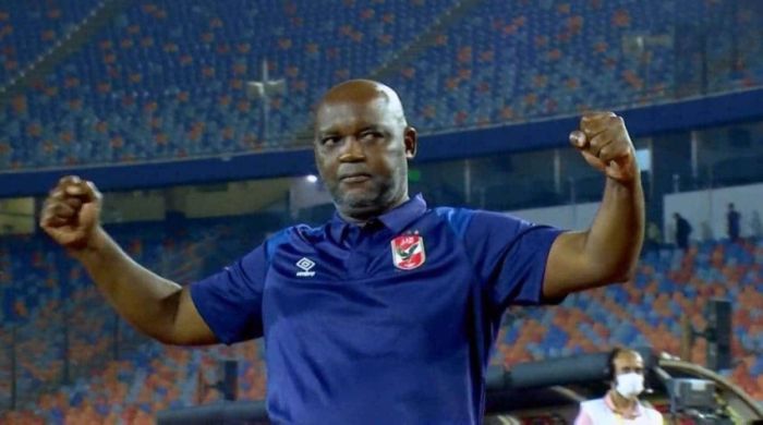 مدرب نادي الأهلي المصري بيتسو موسيلماني يعتدي على مدافع فريق الرجاء الرياضي إلياس الحداد