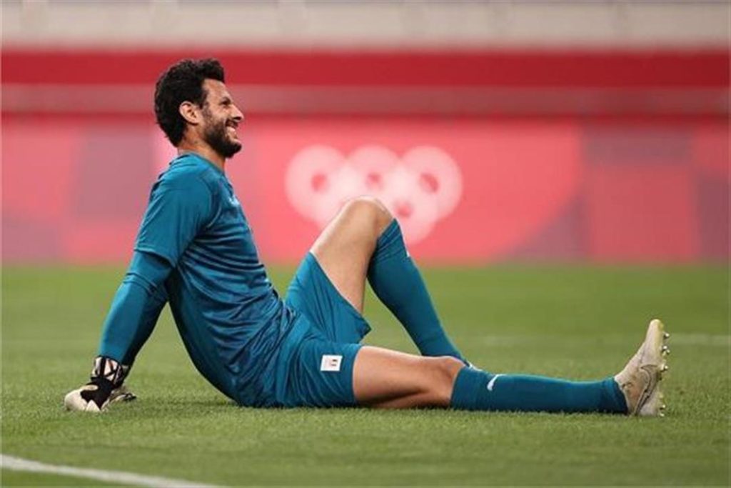 محمد الشناوي حارس مرمى فريق الأهلي يتعرض للإصابة خلال مواجهة البنك