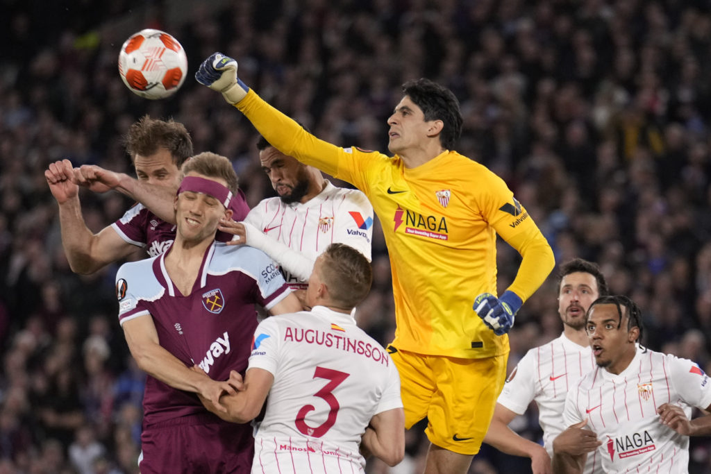 المغربي ياسين بونو يفوز بجائزة زامورا التي تقدم لأفضل حارس في الليجا الإسبانية