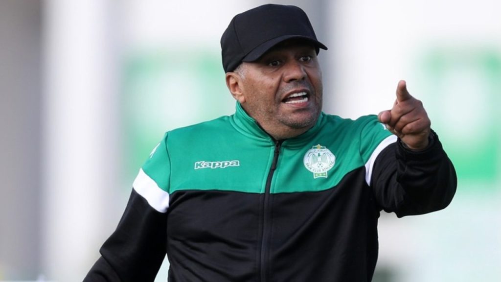 رشيد الطاوسي مدرب فريق الرجاء الرياضي يثير الجدل ويهاجم المدافع عبد المنعم بوطويل