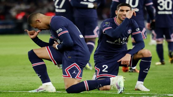 أشرف حكيمي الظهير الأيمن لفريق باريس سان جيرمان يلعب دورا كبيرا في تسهيل إحدى الصفقات المهمة لناديه الفرنسي.