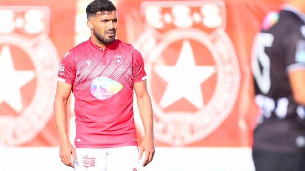 الدولي الجزائري الرجاء الرياضي يدخل في صراع مع الوداد الرياضي على ضم الدولي الجزائري حسن بن عيادة الظهير الأيمن لنادي النجم الساحلي التونسي