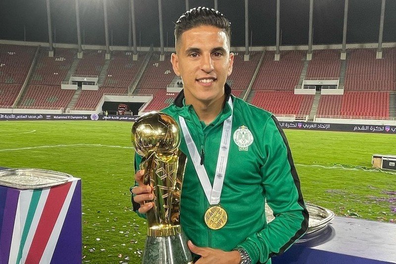 عزيز البدراوي رئيس فريق الرجاء الرياضي يفرض قراره على محمد الناهيري الظهير الأيمن للفريق الأخضر