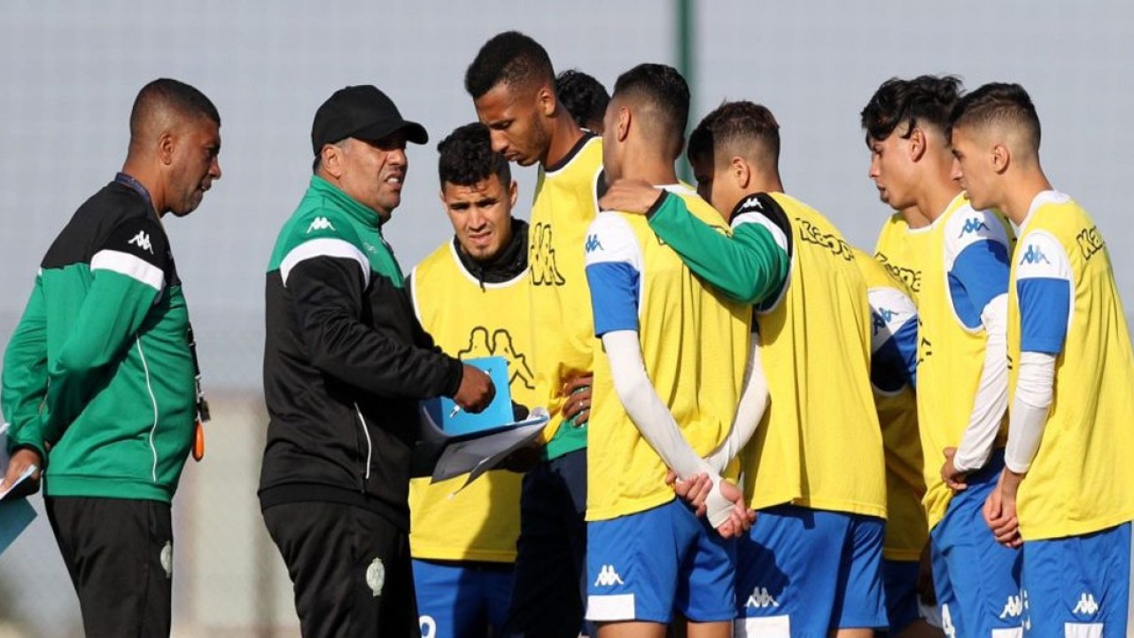 وكيل أعمال لاعب بارز يطالب مسؤولي الرجاء الرياضي بمبلغ مليار سنتيم للتوقيع في الانتقالات الصيفية المقبلة.