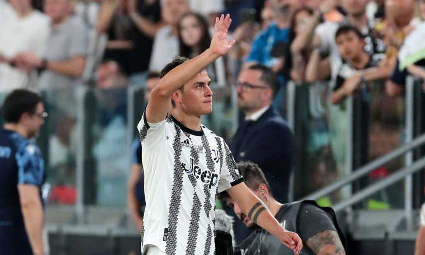 موقف الأرجنتيني باولو ديبالا نجم يوفنتوس السابق من ارتداء قميص فرانشيسكو توتي عقب انضمامه المنتظر إلى روما.