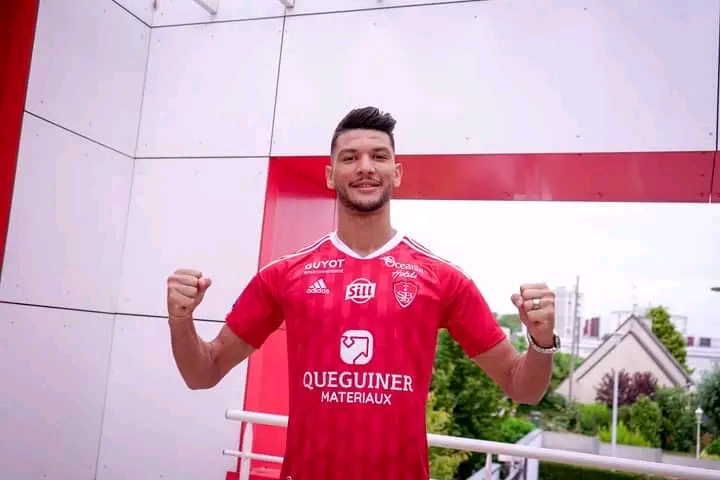 نادي بريست الفرنسي يقدم لاعبه الجديد المغربي أشرف داري