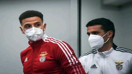 الدولي المغربي عادل تاعرابت لاعب فريق بنفيكا البرتغالي لكرة القدم يرفض الانتقال إلى الخليج العربي