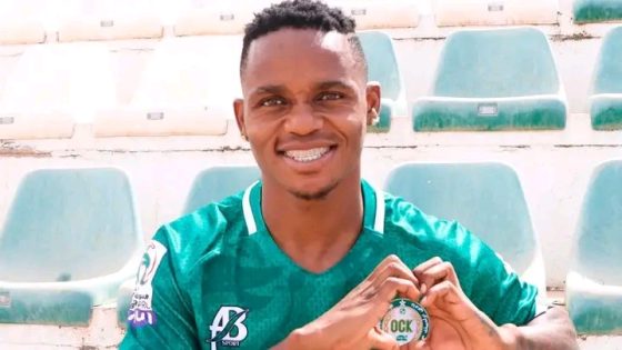 نادي أولمبيك خريبكة يتوصل إلى اتفاق مع لاعبه البوتسواني كابيلو سياكانيانغ لتمديد عقده