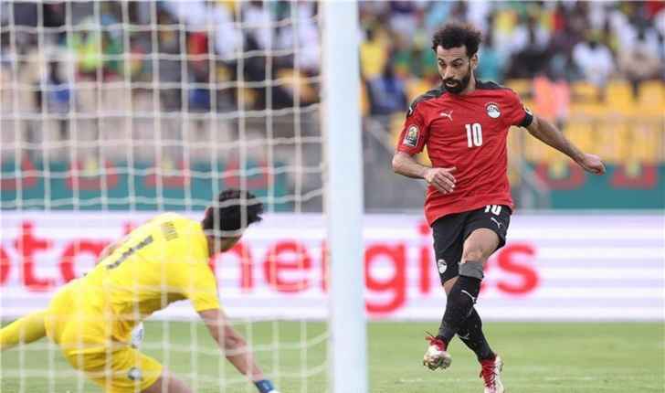 المصري صلاح والجزائري محرز بين المرشحين للكرة الذهبية والمغربي ياسين وبونو لأفضل حارس