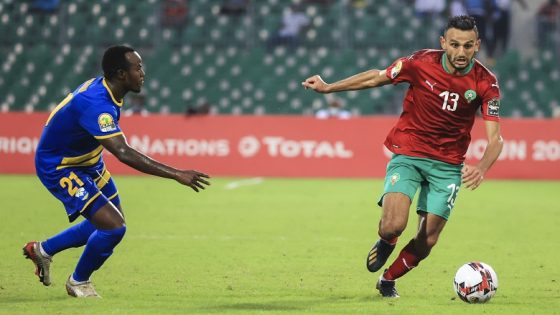 Morocco's Hamza El Moussaoui (R) vies for the ball with Rwanda's Olivier Niyonzima (L) during the African Nations Championships (CHAN) football match between Morocco and Rwanda at Stade de la Reunification in Douala, Cameroon, on January 22, 2021. (Photo by Daniel BELOUMOU OLOMO / AFP)