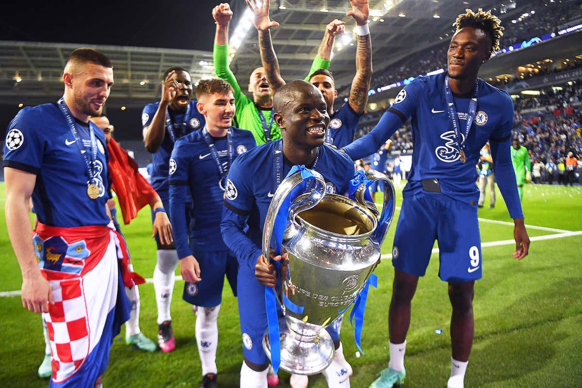 الفرنسي نجولو كانتي لاعب وسط تشيلسي يرفض عرضا لتجديد عقده مع البلوز