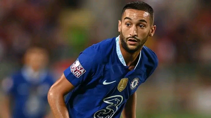 مدرب مانشستر يونايتد إيريك تين هاغ ظل يُطالب بالتعاقد مع اللاعب المغربي حكيم زياش حتى آخر رمق